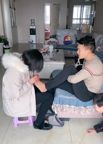 老婆帮老公剪脚指甲孩子来捣乱,结果一脚踹出好尴尬