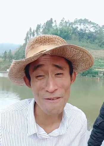 农民大叔搞笑表演英文歌网友看完不干了直呼我的刀呢
