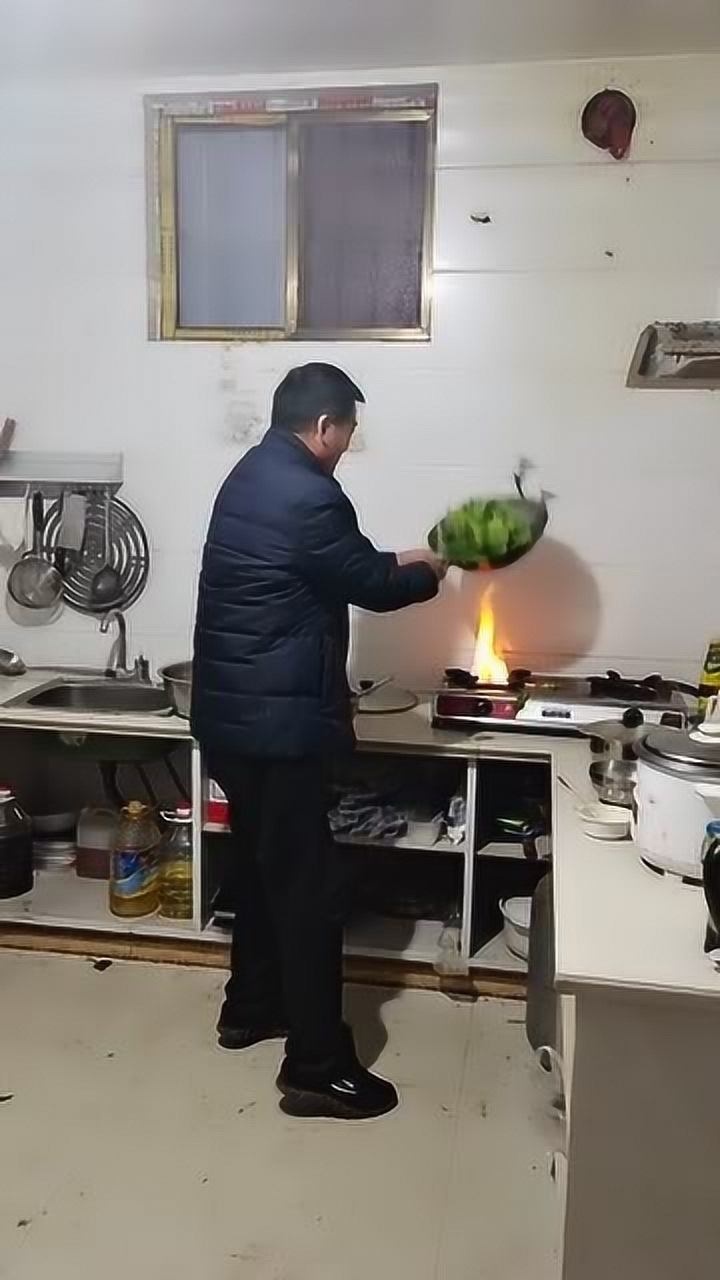 大叔在家炒菜只是看这颠锅的姿势不知道跟谁学的