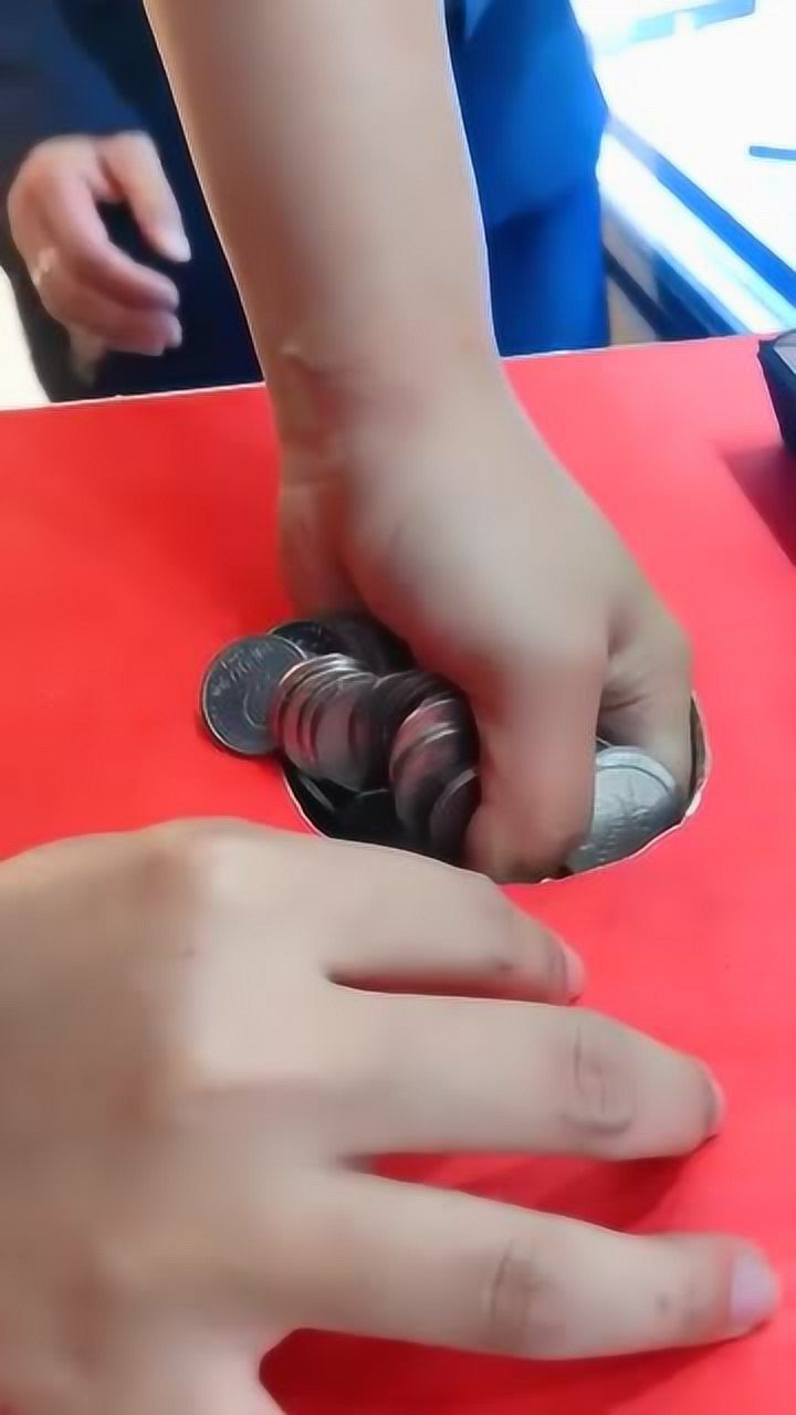 十元钱抓一次硬币,小哥真是狠人啊这一把至少能有五十元