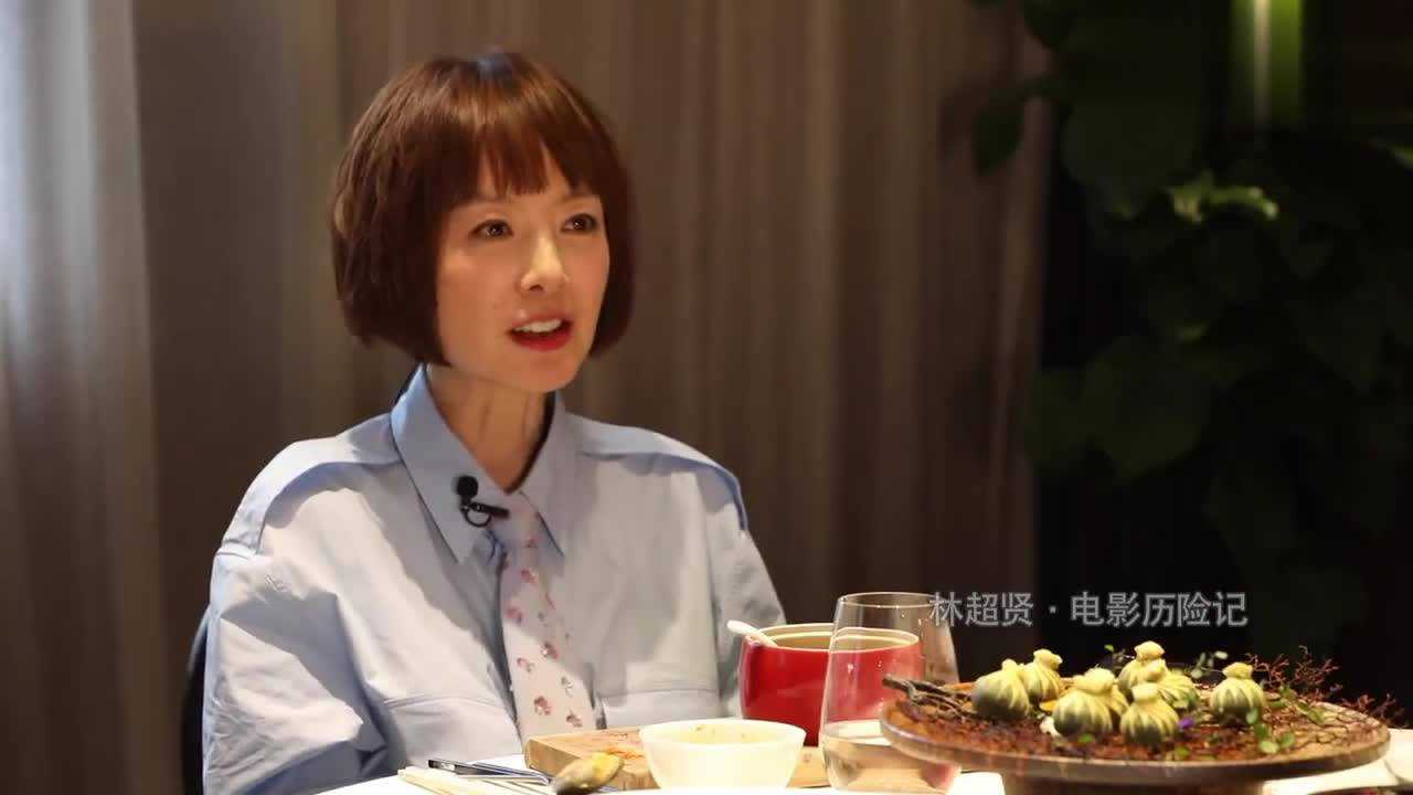 梁凤英作为金牌监制已经搭档导演林超贤多次上来就是吐槽他