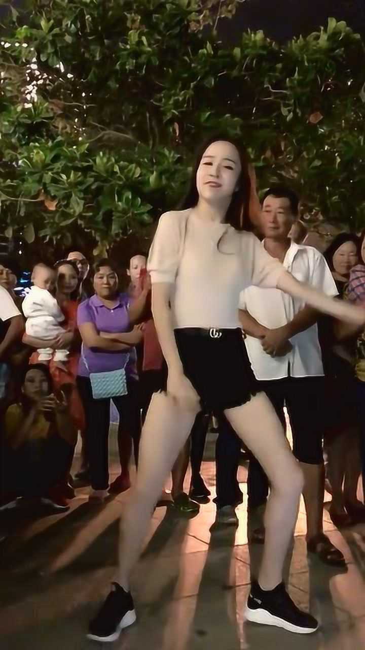 最近这个小视频火了美女跳舞好厉害这么多人在围观