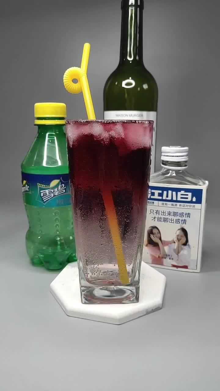 最近这个视频火了江小白配雪碧就像爱情失恋时的心碎难受