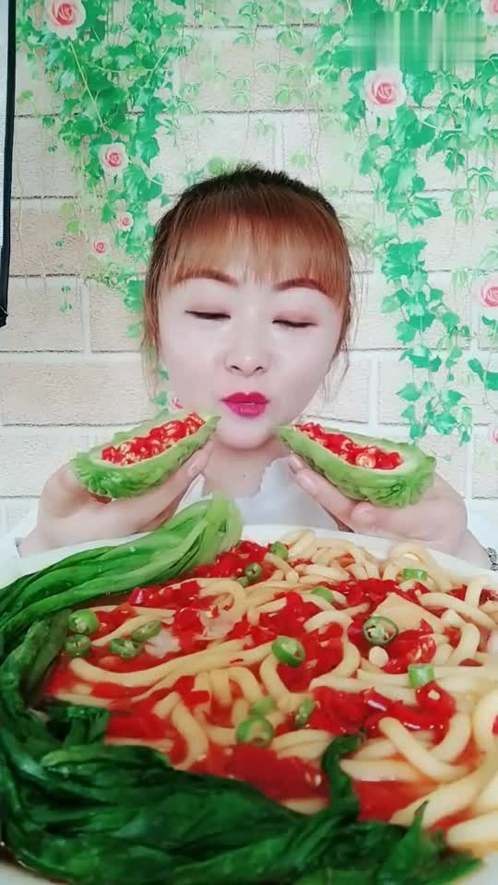 吃播丽姐闪亮登场,苦瓜配辣椒,要求网友吃几口给几个赞!