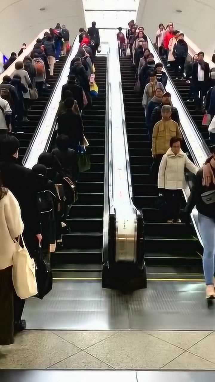 吃一堑长一智别人上电梯文明有序而我们还有很多的不足