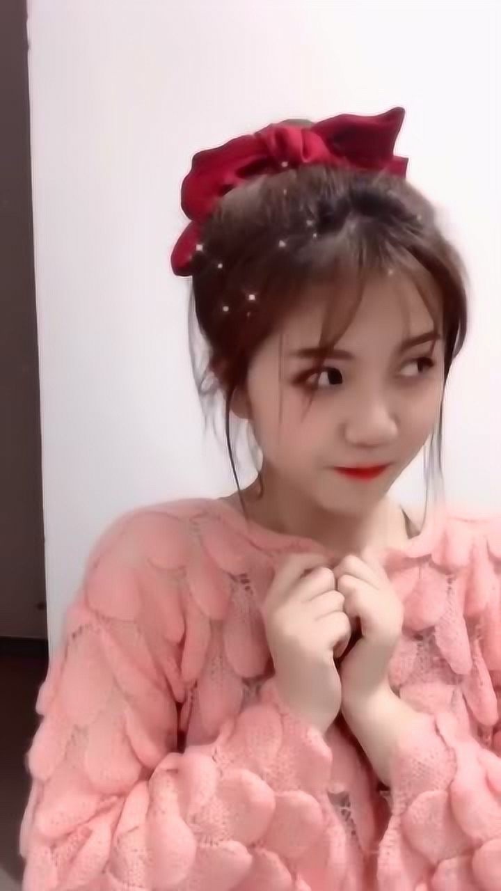 萝莉小姐姐在线卖萌,这个眨眼杀简直了,糟糕这是心动的感觉!