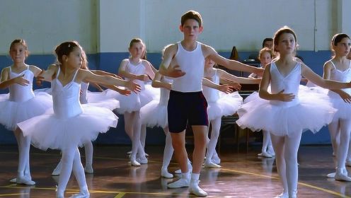 11岁男孩迷恋跳芭蕾，却遭父亲极力反对，10年后蜕变成白天鹅
