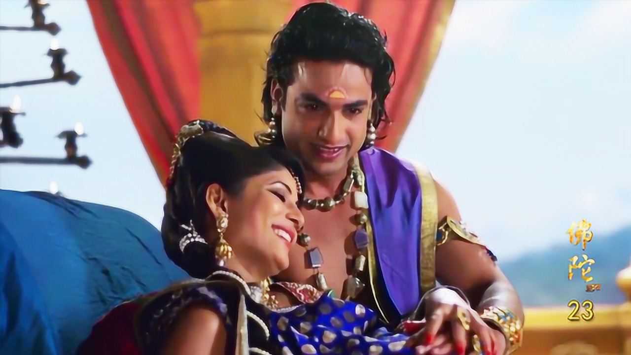 释迦牟尼妻子耶输陀罗怀了他的孩子整个皇宫充满了喜庆他幸福的抱着