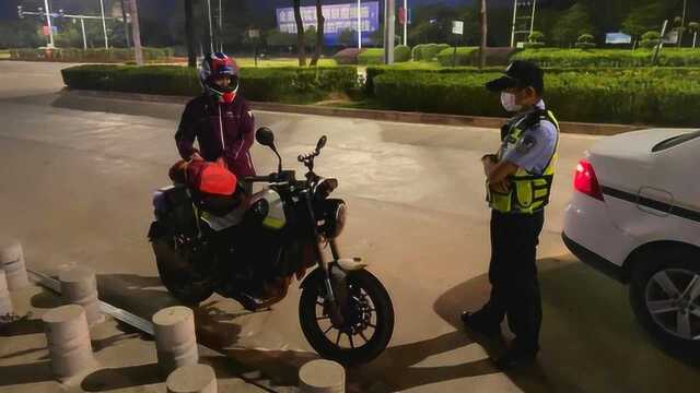 民警夜里突袭“飞机仔”街头飙车 吓得一群少年驾车就逃