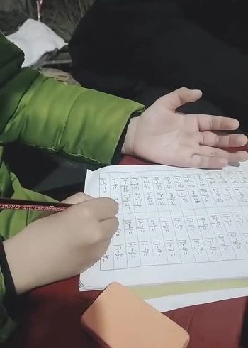 小度放映厅萌娃才艺秀 我家小孩算数用手指