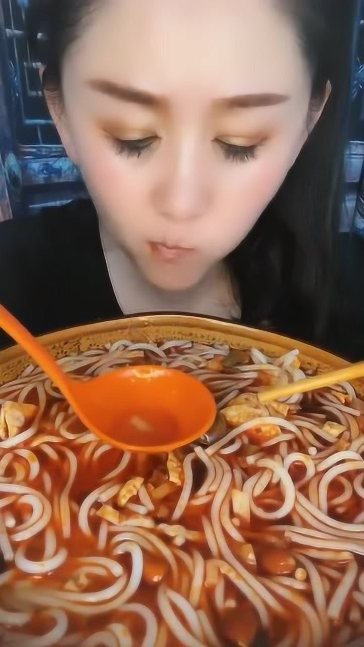 网红主播,美女大口吃螺蛳粉,最后居然呛到了!