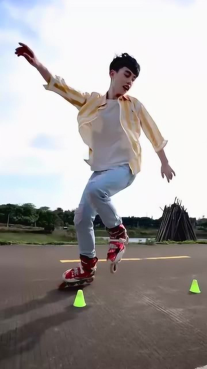 帅哥街头表演轮滑如行云流水般的动作太帅了网友我想领回家