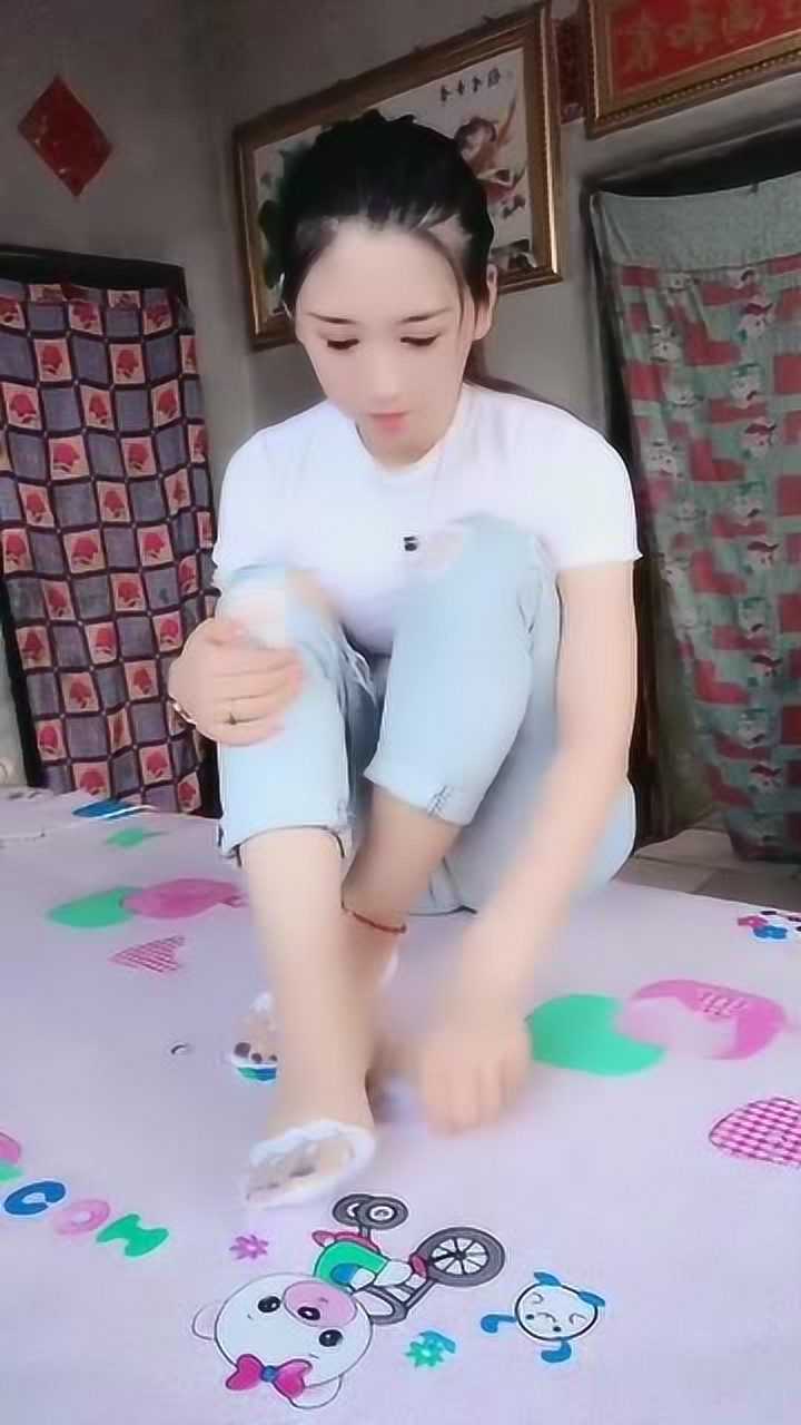 美女脚丫真好看，脱下袜子的一瞬间，作为脚模的我都自愧不如_高清
