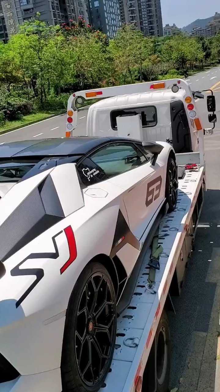 白色兰博基尼大牛svj敞篷版