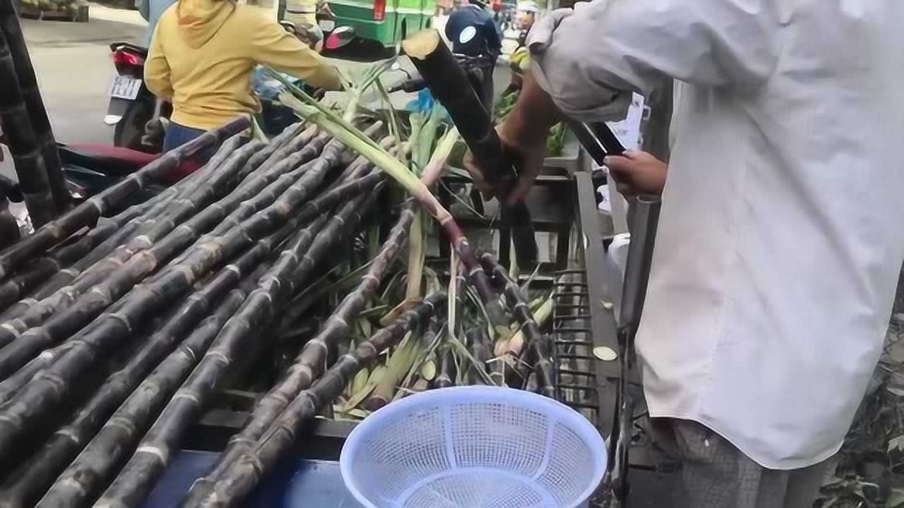 越南街头卖甘蔗,砍甘蔗的方法真聪明