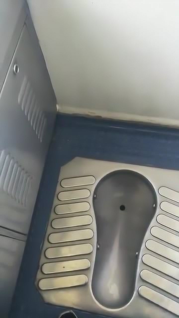 火车上的厕所让我开眼了,这应该怎么用,在线等,挺急的