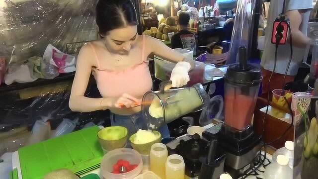 泰国街头美食,为了迎合中国游客,他们普遍使用汉字招牌