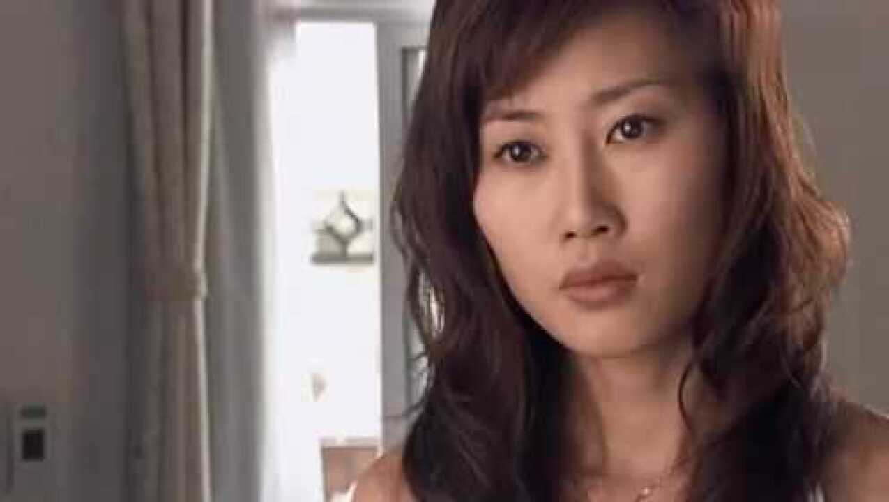 漂亮继母一人在家，继子洗澡却不带衣服，继母无奈拿衣服送进去_高清1080P在线观看平台_腾讯视频