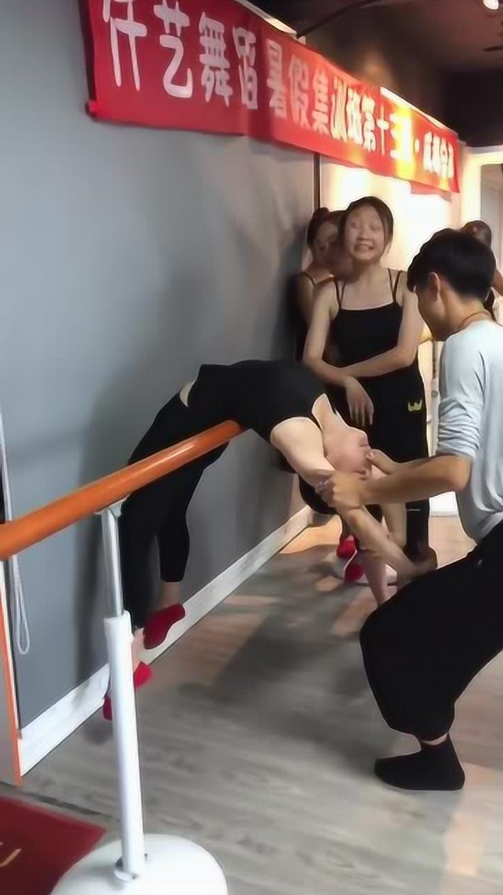 超狠心舞蹈老师压腿图片