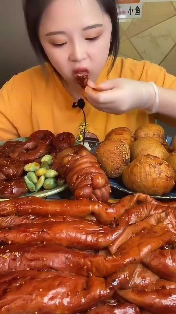 小鱼吃播真是太馋人了大口啃着羊捆肠别提有多过瘾了