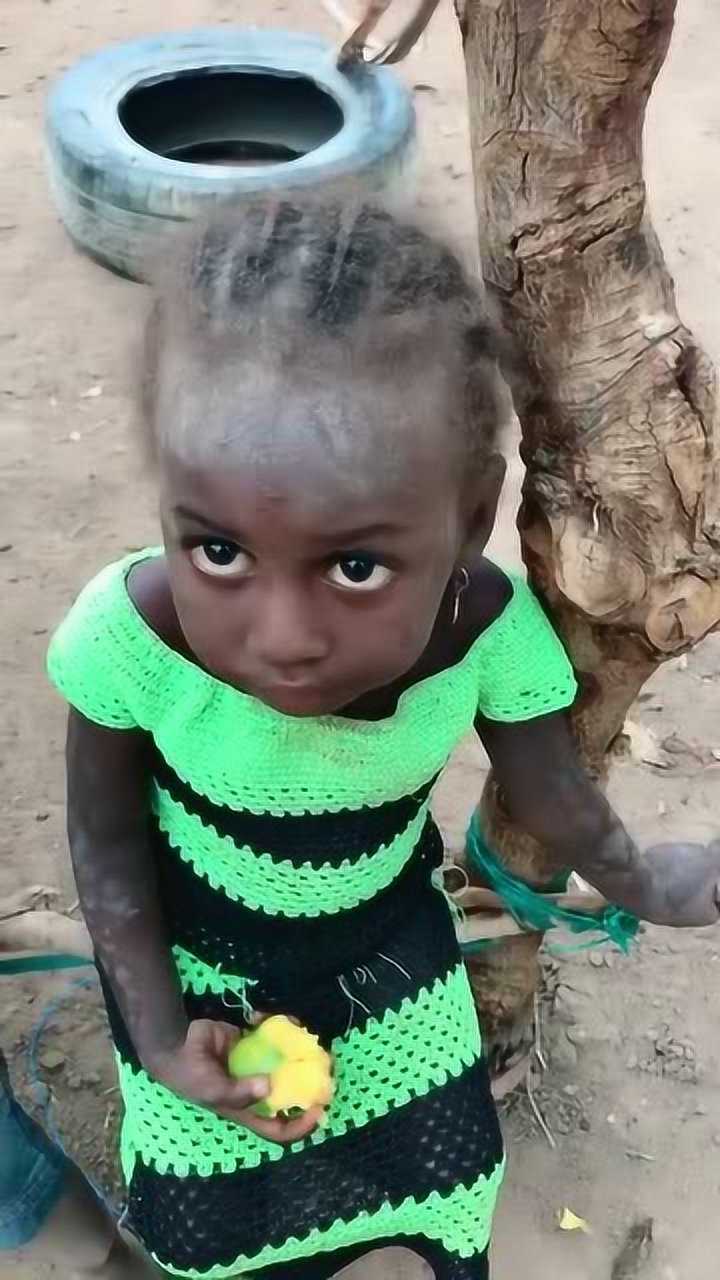 非洲农村小女孩这一身泥吃芒果也不剥皮网友直呼莫名心酸