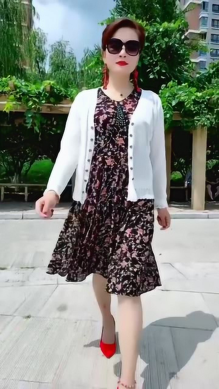 红色高跟鞋大姐非常独特