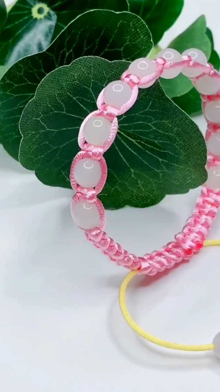 双向平结搭配白色玉珠编根手链送闺蜜美美哒