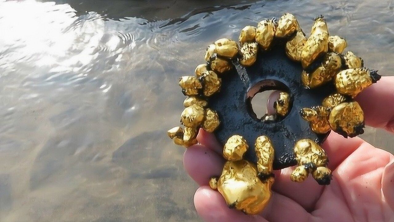 小伙用"磁铁"在河里"吸金",结果出乎意料!