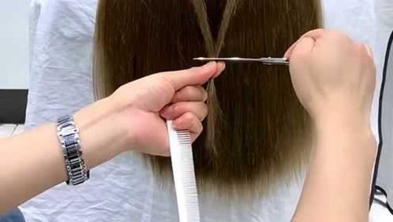 一款长发马尾辫修剪用一把剪刀直接剪下来理发师的手艺太牛了