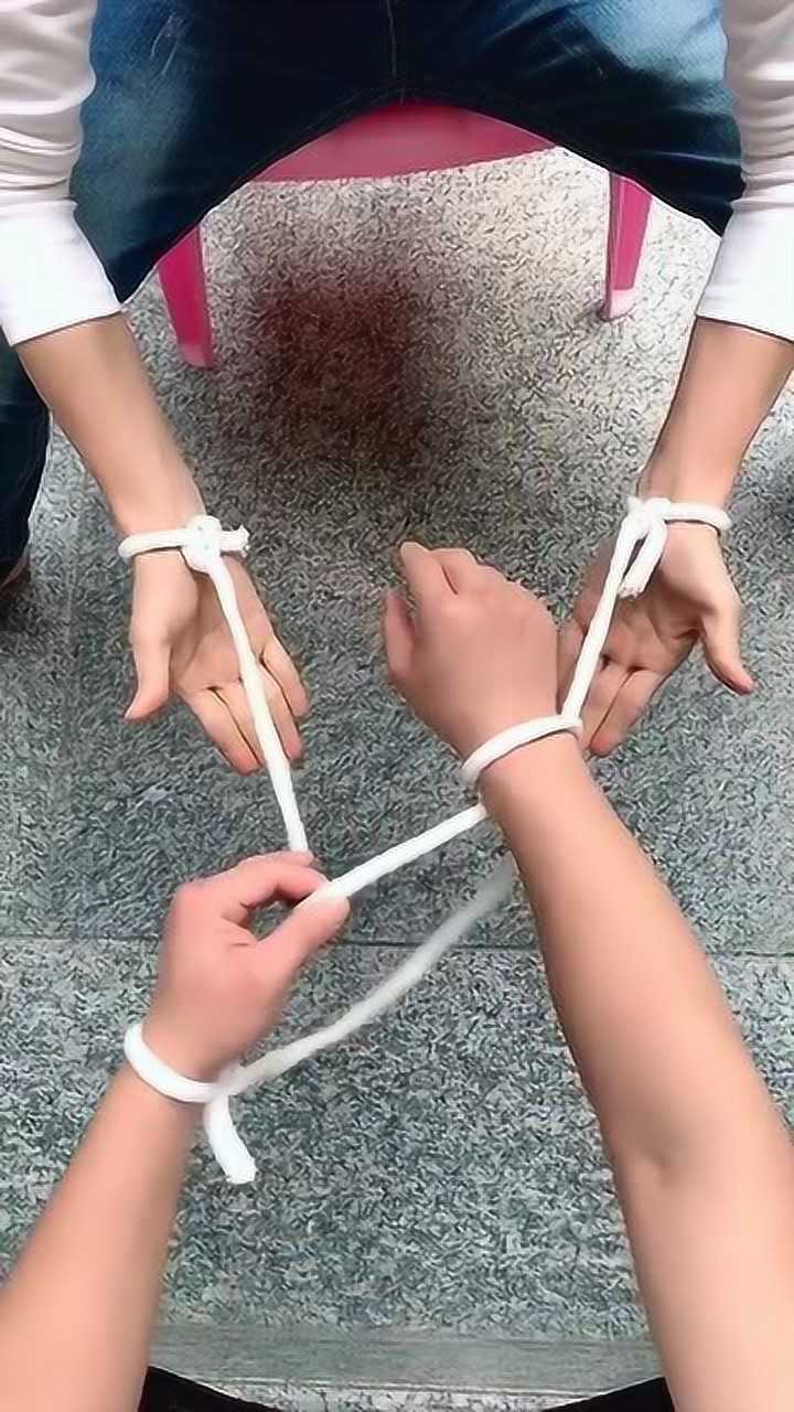 两个人的手用绳索绑在一起你能解开吗