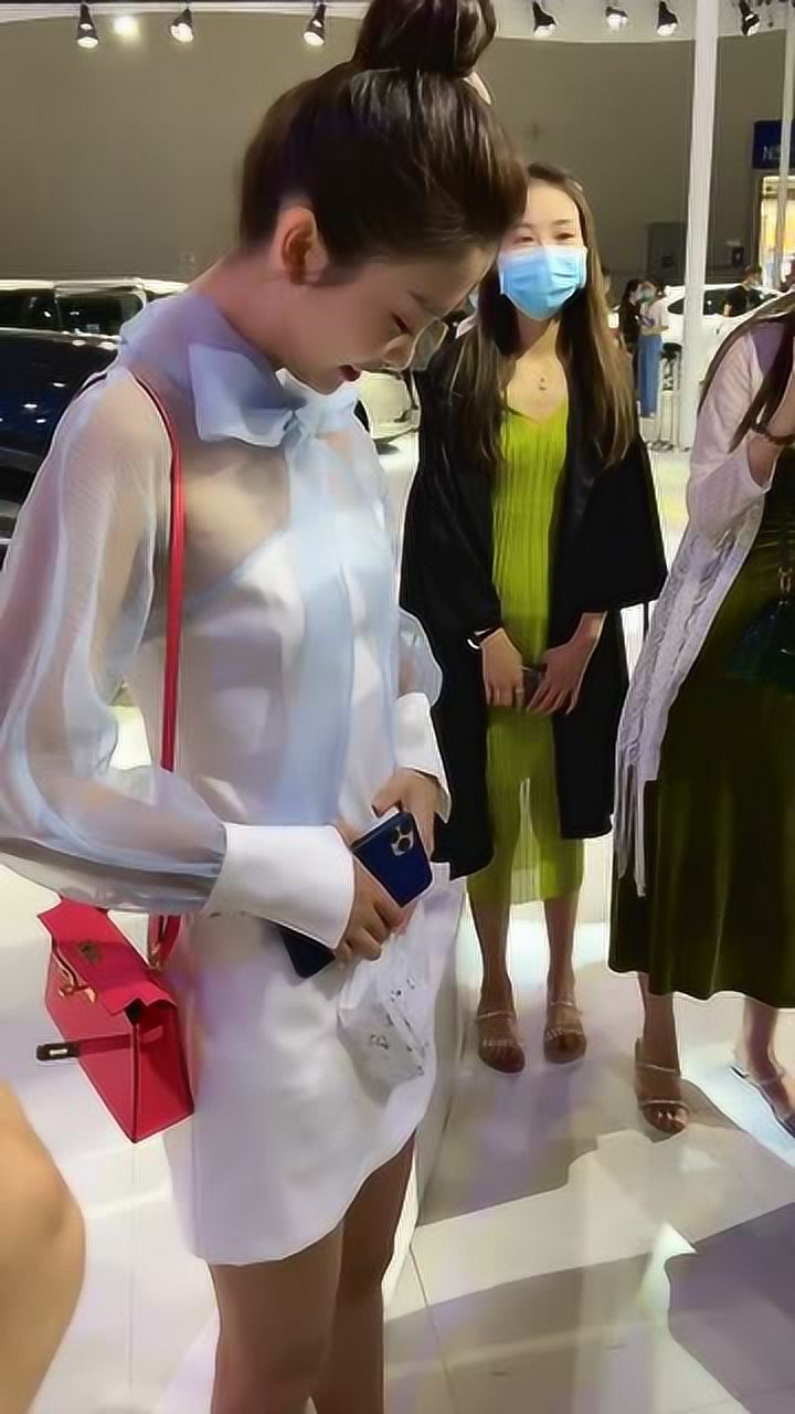 美女怀孕2个月了，小肚子都显出来了_高清