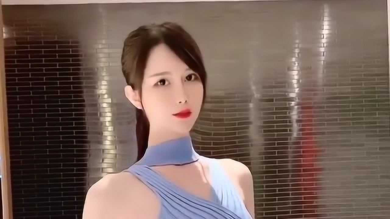 想不到姑娘居然可以将口罩当内衣来穿,眼前的画面,让我大开眼界!