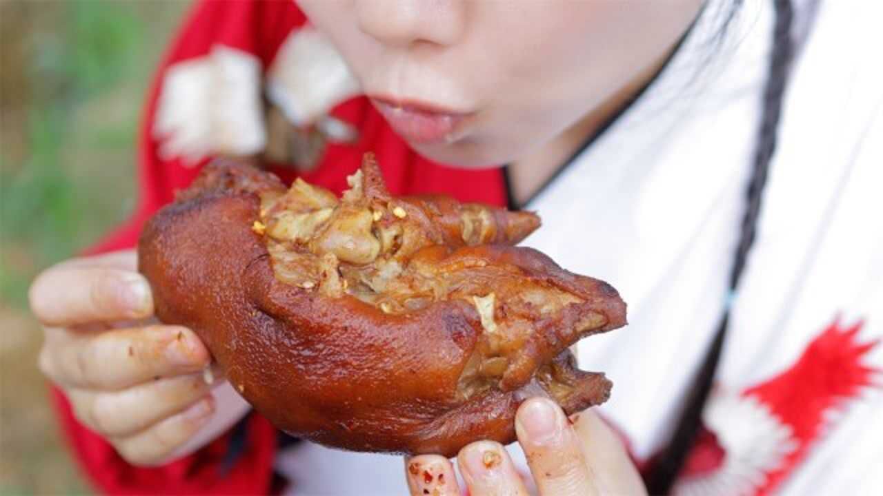 姑娘秘制贵州青岩卤猪脚,软糯爽口,一个人啃4个,看得流口水