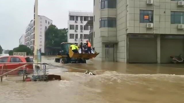 湖北黄梅:暴雨内涝致500多名高考学生被困