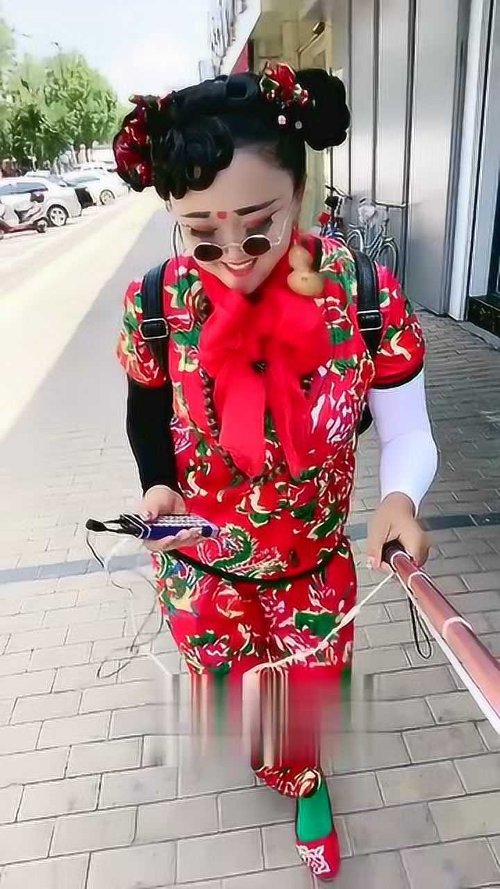 东北最好看的花姑娘,你见过她吗,这造型像是找不着厕所了!