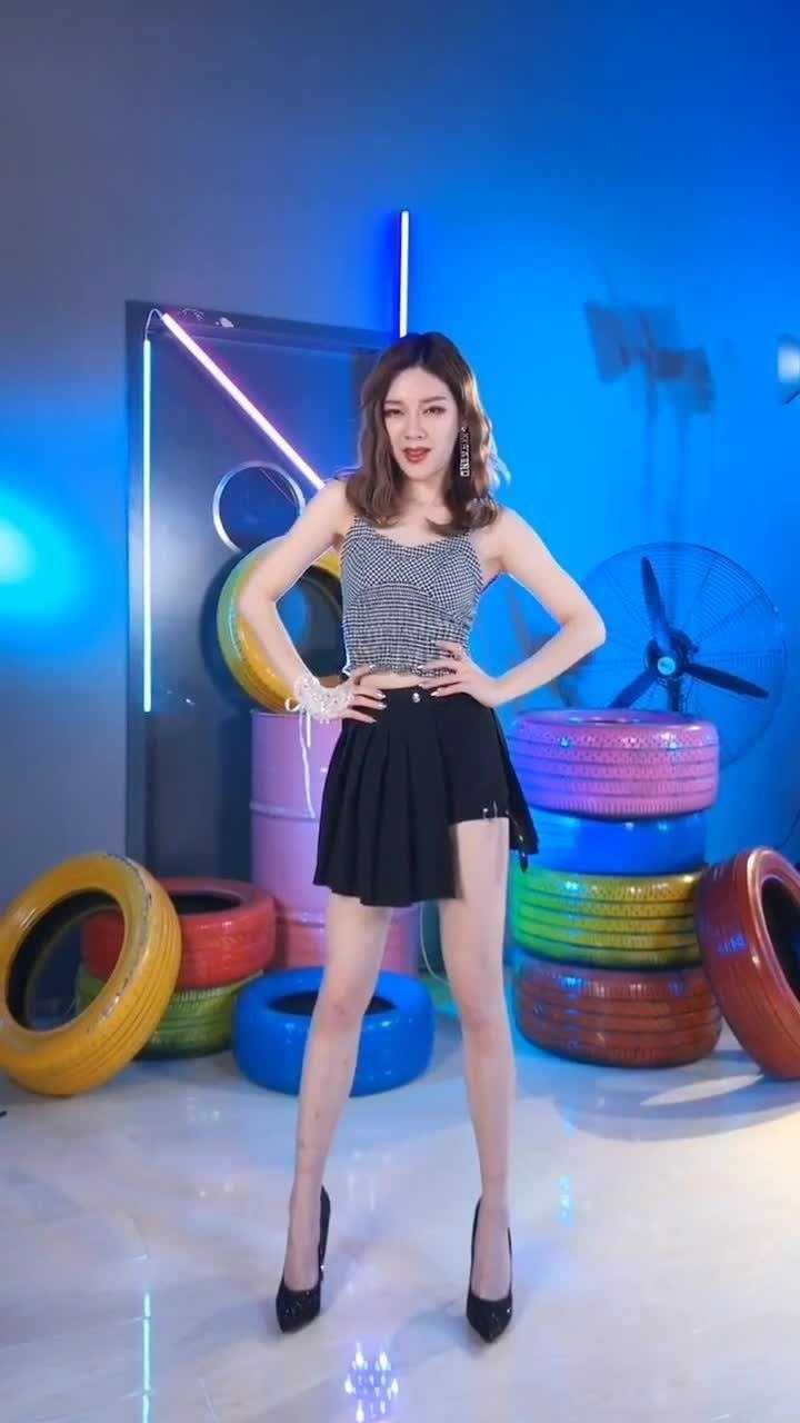 美女跳扭胯舞简直太好看了妈妈看了都夸她