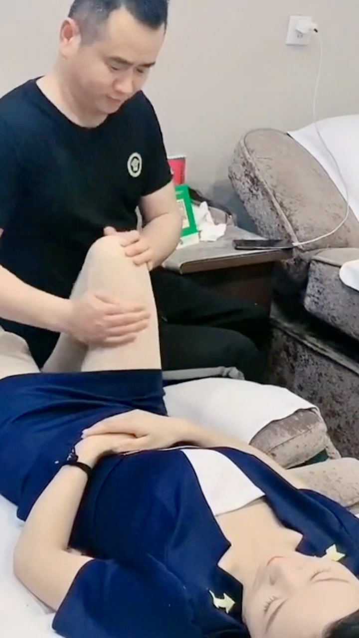 美女不肯脱丝袜我说会影响舒适度她说没关系那这按摩有啥意义呢