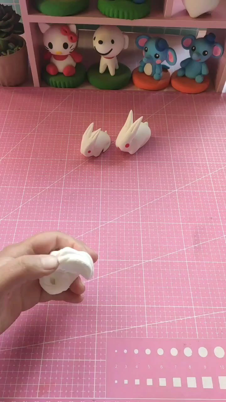 手工面塑小白兔制作手法材料为超轻粘土制作很简单的呢