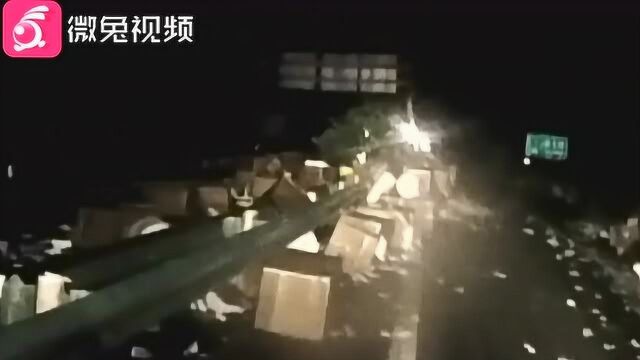 大货车翻车,近千台家电散落一地.泪奔:损失75万......