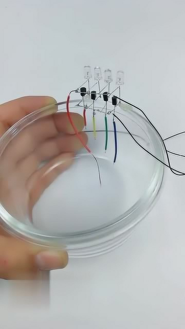 农村小伙制作水位报警灯!不同水位不同提示太方便!