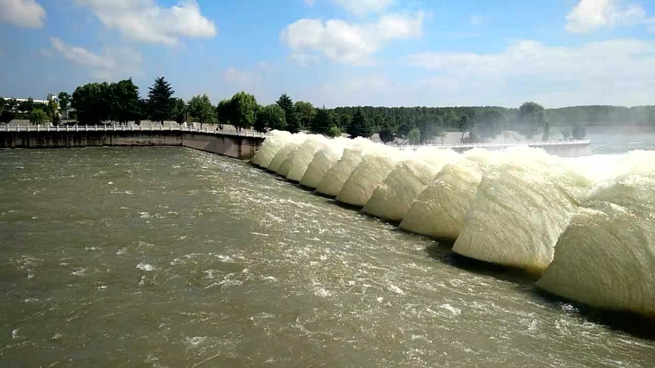 石梁河水库泄洪闸泄洪2000流量