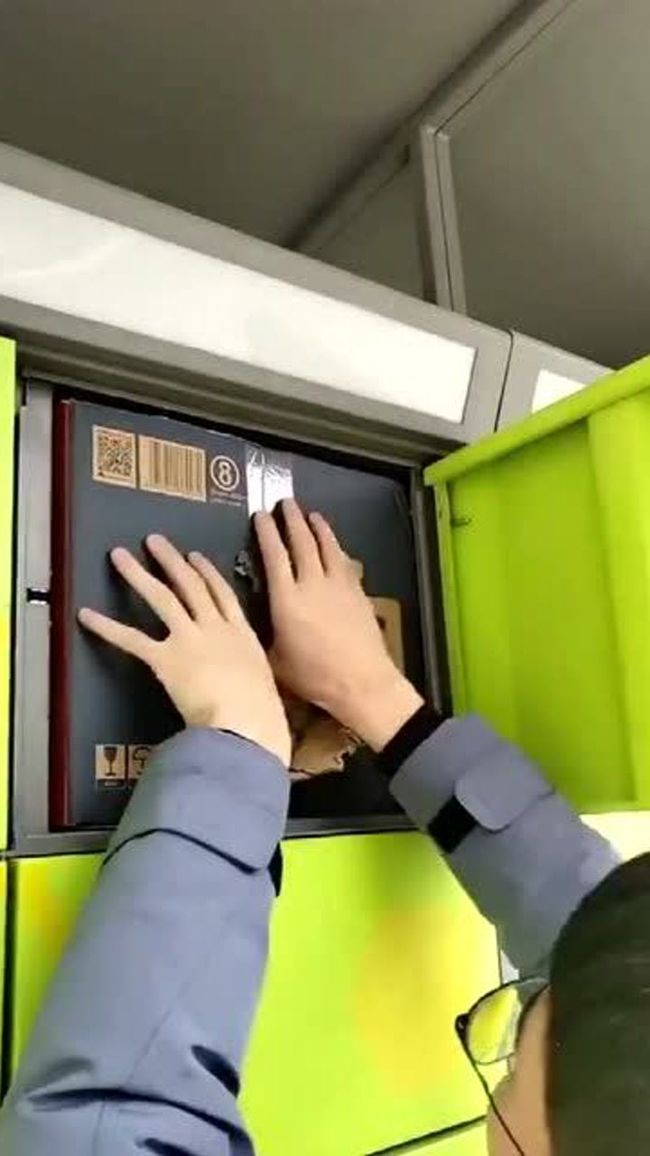 高手在民间快递小哥是怎么放进去的这也太牛了