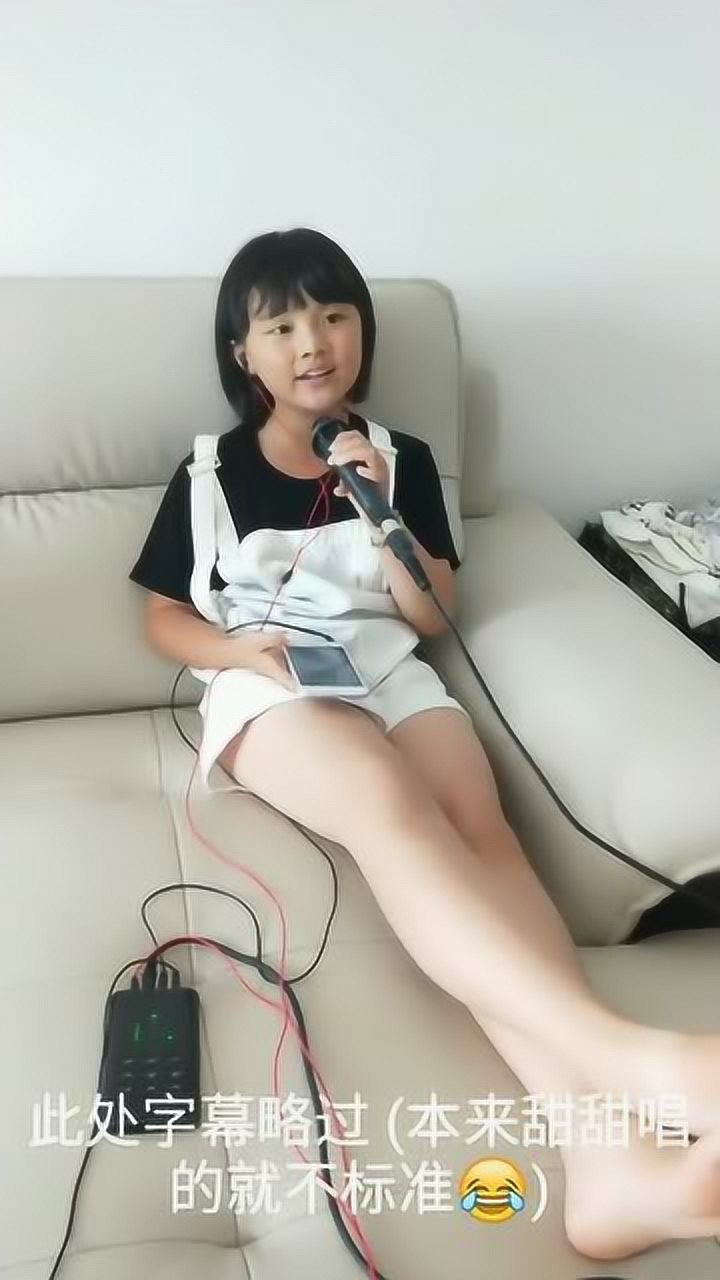 韩甜甜躺在沙发上,这双大腿细又长,和童模宋小睿可有一拼!