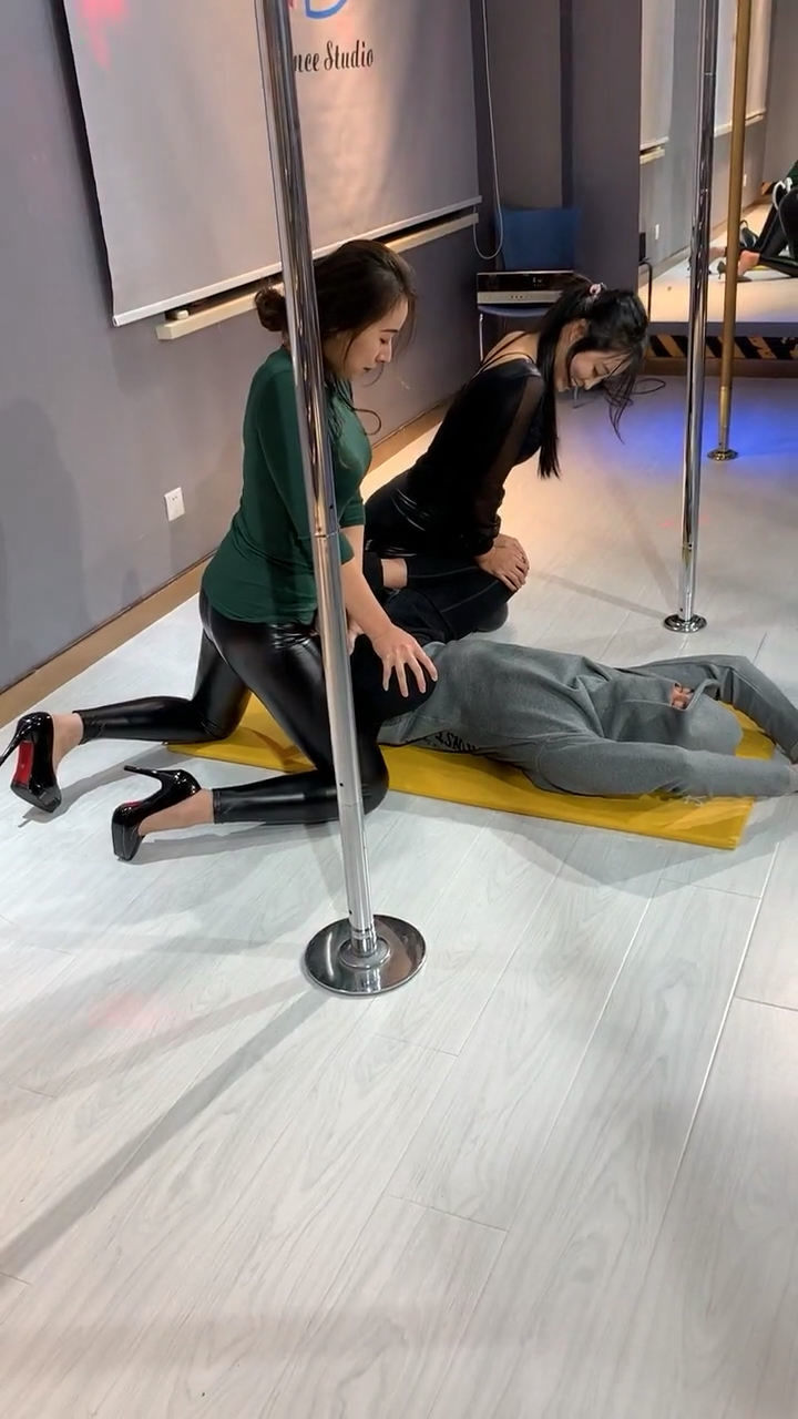 瑜伽压腿教学挺辛苦你喜欢瑜伽吗?