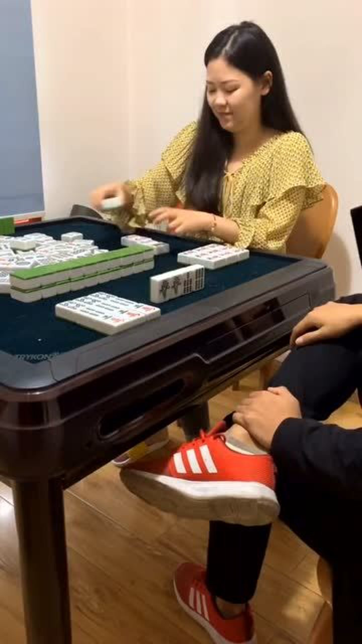 麻将场上的奇葩操作?钱竟然往鞋里面藏,这是什么原因?