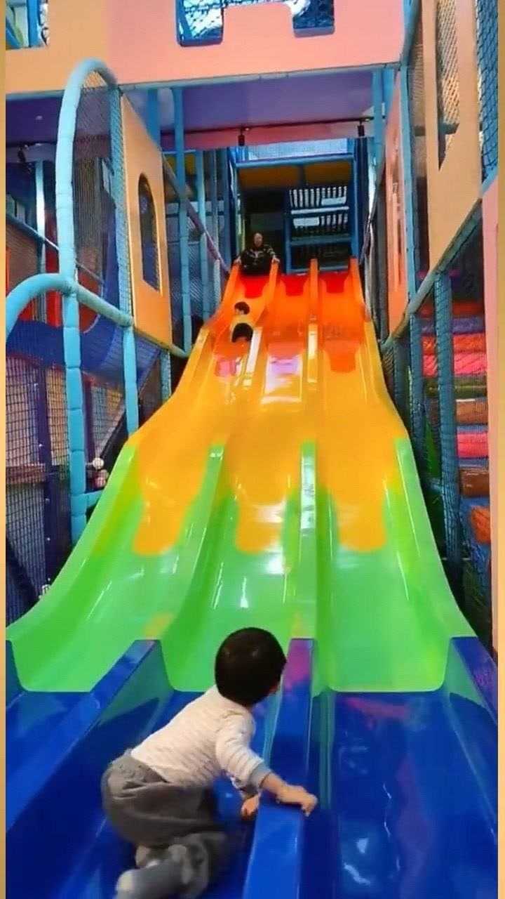 滑滑梯的正确姿势要不是小姑娘在旁边做示范真以为闺女智商有问题