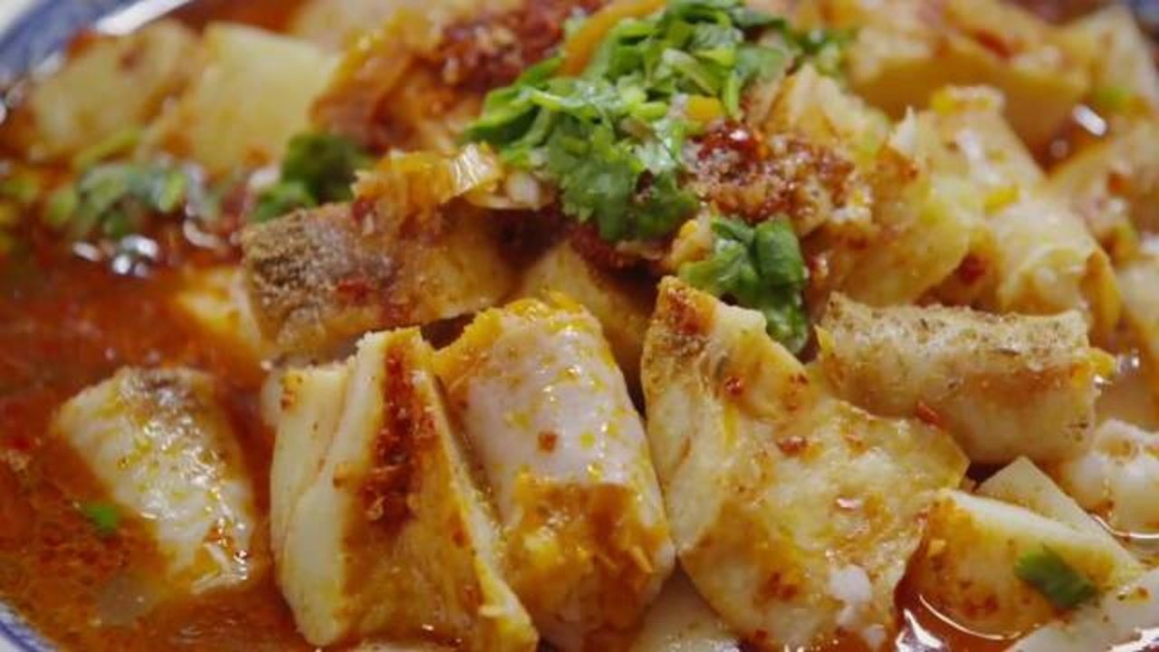 新疆人的早餐面肺子,米肠面筋面肺子一大碗,淋上红