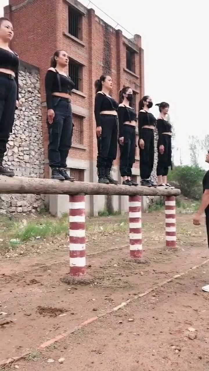 女子敢死队认真训练