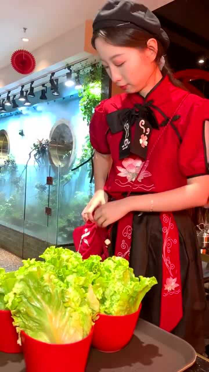 去闺蜜打工的火锅店吃饭,闺蜜暗藏惊喜太暖心