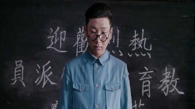 学校为了拿政府补贴,竟找文盲来冒充英语老师,国产荒诞喜剧